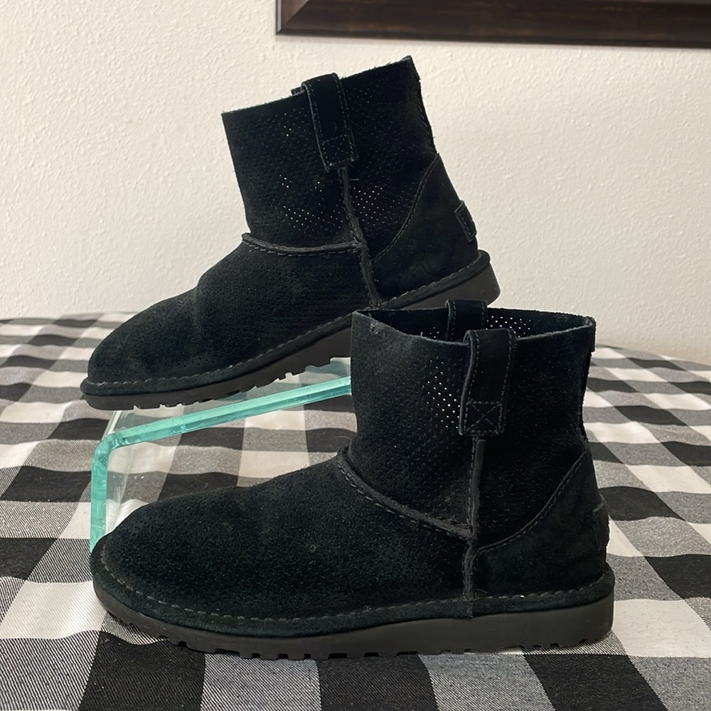 Ugg Classic Unlined Mini Perf Black Suede Leather Boots Womens Size 7 Perforated - Picture 3 of 12